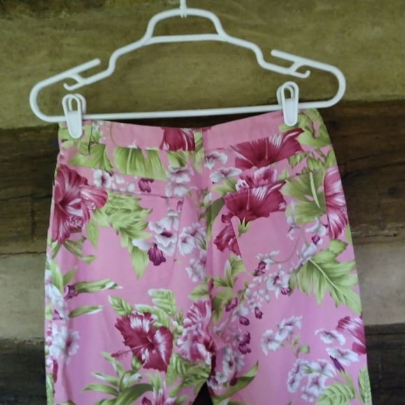 NWOT Van Heusen Pink Floral Capri Pants Size 8 - Picture 4 of 5